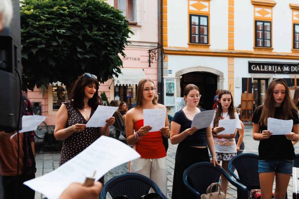 Grupno pjevanje – polaznici pjevaju popularne pjesme u Glazbenoj Klinici